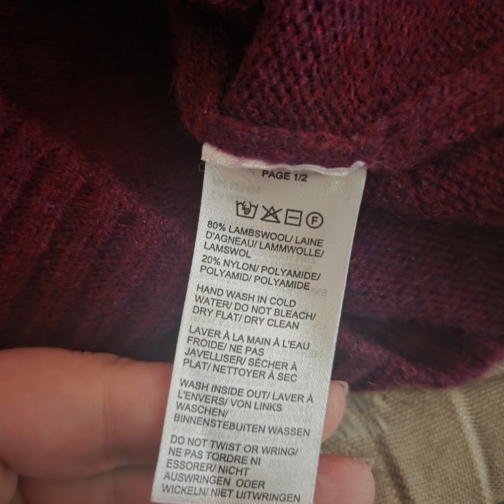 80% Lambswool Men's V-Neck Sweater in Deep Burgundy - Picture 2 of 3